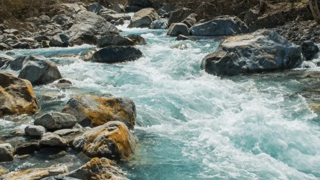 The Ultimate Guide to River Rock and Pebble Bathrooms